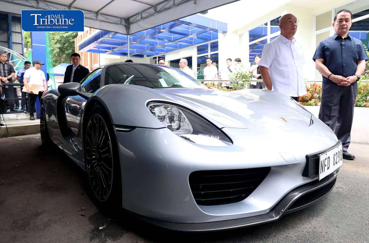 HIGH-END PORSCHE UNDER SCRUTINY
Land Transportation Office chief Markus Lacanilao and Bureau of Customs Commissioner Ariel Nepomuceno inspect a surrendered Porsche 918 Spyder at the LTO Central Office in Quezon City on Monday, 24 August.
Authorities are investigating the high-end sports car over its alleged use of an unauthorized license plate, possible customs misdeclaration and tax underpayment.
Nepomuceno said the vehicle should have incurred more than P30 million in taxes, but only about P1.8 million was allegedly paid, prompting the issuance of a warrant of seizure and detention.
📷 Analy Labor/DAILY TRIBUNE