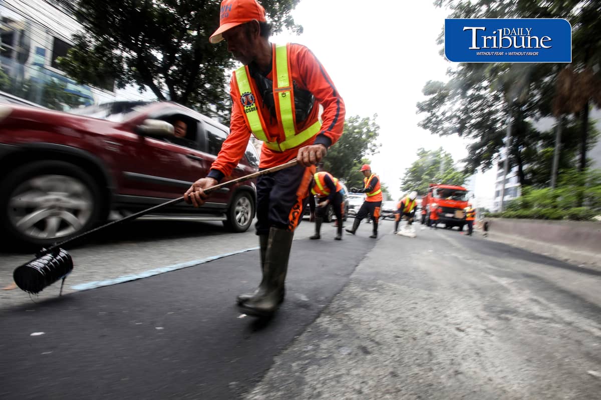 PATCHING UP QUEZON AVENUE
Department of Public Works and Highways workers take advantage of fair weather to repair and asphalt potholes along Quezon Avenue in Quezon City on Monday, 24 August.
📷 Analy Labor/DAILY TRIBUNE