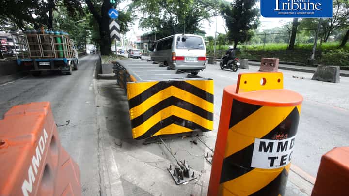 (August 24 2026) Motorist passing at the crash guard installed by MMDA at the accident prone area along Katipunan approaching Commonwealth avenue, in Tandangsora, Quezon City, on Monday August 24 2026, crash guard is aim to mitigate the effects injuries to people and damage of the vehicles crashing into barriers and other installations on the road. PhotoAnaly Labor