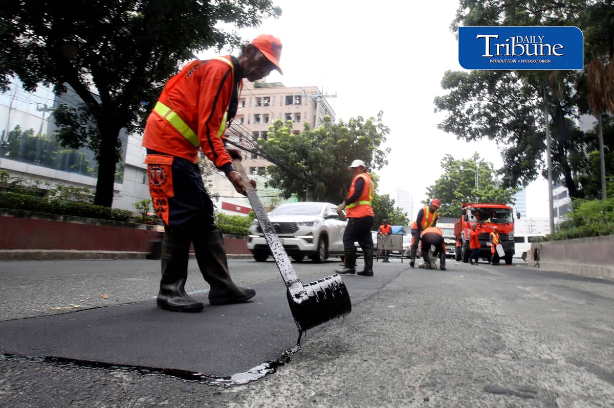 PATCHING UP QUEZON AVENUE
Department of Public Works and Highways workers take advantage of fair weather to repair and asphalt potholes along Quezon Avenue in Quezon City on Monday, 24 August.
📷 Analy Labor/DAILY TRIBUNE