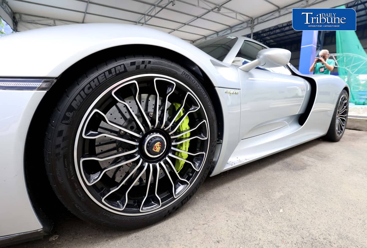 HIGH-END PORSCHE UNDER SCRUTINY
Land Transportation Office chief Markus Lacanilao and Bureau of Customs Commissioner Ariel Nepomuceno inspect a surrendered Porsche 918 Spyder at the LTO Central Office in Quezon City on Monday, 24 August.
Authorities are investigating the high-end sports car over its alleged use of an unauthorized license plate, possible customs misdeclaration and tax underpayment.
Nepomuceno said the vehicle should have incurred more than P30 million in taxes, but only about P1.8 million was allegedly paid, prompting the issuance of a warrant of seizure and detention.
📷 Analy Labor/DAILY TRIBUNE