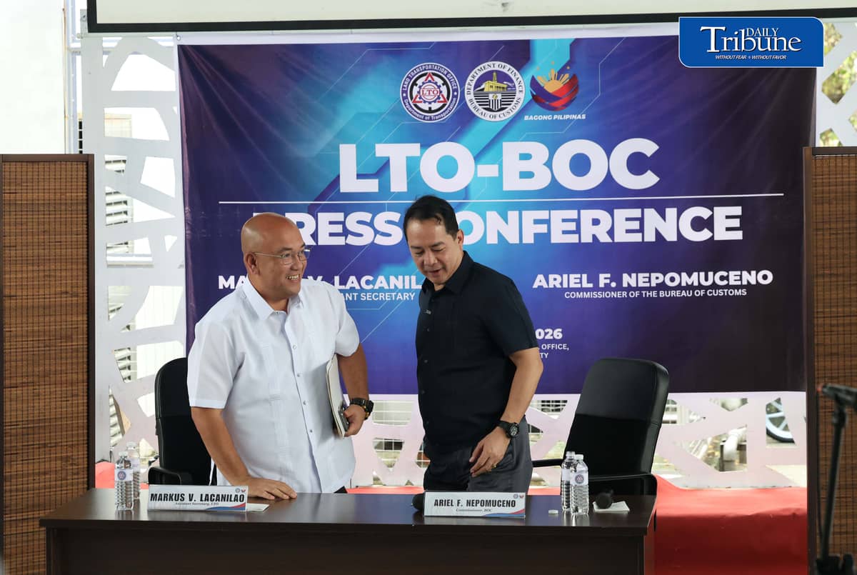 HIGH-END PORSCHE UNDER SCRUTINY
Land Transportation Office chief Markus Lacanilao and Bureau of Customs Commissioner Ariel Nepomuceno inspect a surrendered Porsche 918 Spyder at the LTO Central Office in Quezon City on Monday, 24 August.
Authorities are investigating the high-end sports car over its alleged use of an unauthorized license plate, possible customs misdeclaration and tax underpayment.
Nepomuceno said the vehicle should have incurred more than P30 million in taxes, but only about P1.8 million was allegedly paid, prompting the issuance of a warrant of seizure and detention.
📷 Analy Labor/DAILY TRIBUNE