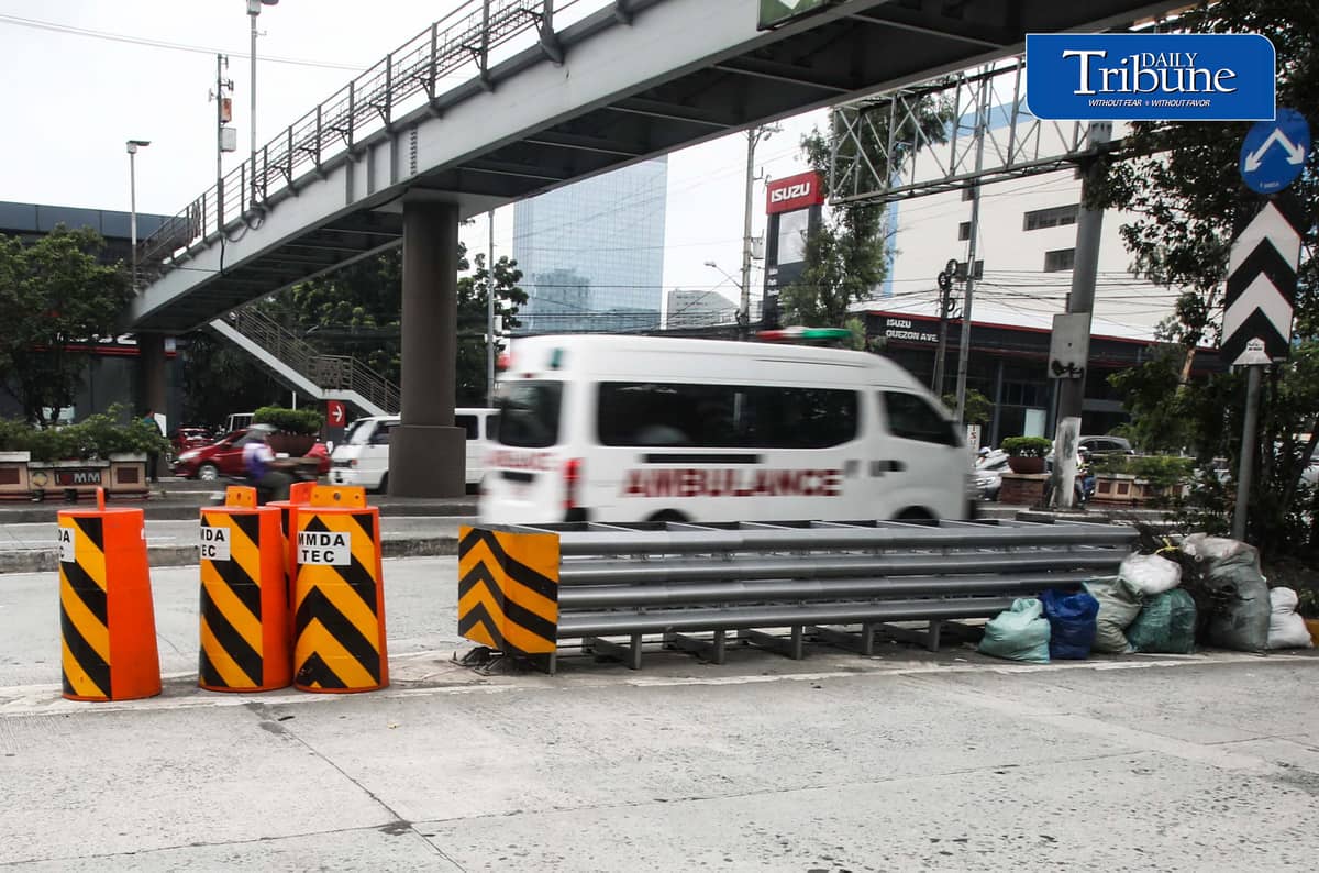 CRASH GUARD FOR SAFER ROADS
Motorists pass a crash guard installed by the Metropolitan Manila Development Authority along Quezon Avenue approaching EDSA in Quezon City on Monday, 24 August.
The safety barrier was installed in the accident-prone area to help reduce injuries and vehicle damage in crashes involving roadside barriers and other structures.
📷 Analy Labor/DAILY TRIBUNE