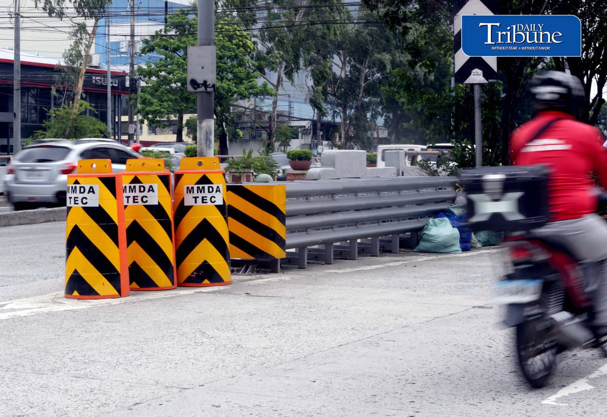 CRASH GUARD FOR SAFER ROADS
Motorists pass a crash guard installed by the Metropolitan Manila Development Authority along Quezon Avenue approaching EDSA in Quezon City on Monday, 24 August.
The safety barrier was installed in the accident-prone area to help reduce injuries and vehicle damage in crashes involving roadside barriers and other structures.
📷 Analy Labor/DAILY TRIBUNE