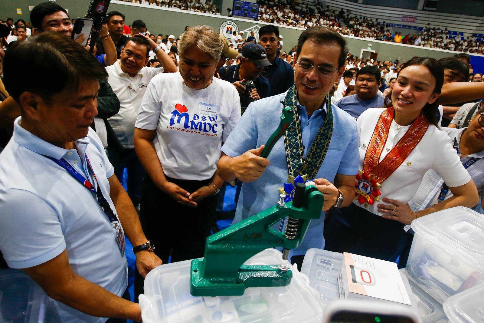 Manila Mayor Isko Moreno Domagoso and Vice Mayor Angela Atienza lead the distribution of livelihood kits to 1,000 beneficiaries under the Kaagapay sa Kabuhayan Program at the San Andres Sports Complex on 26 August 2026.

The assistance includes capital support and starter kits for pastry, cookery, barista, hairdressing and massage services.