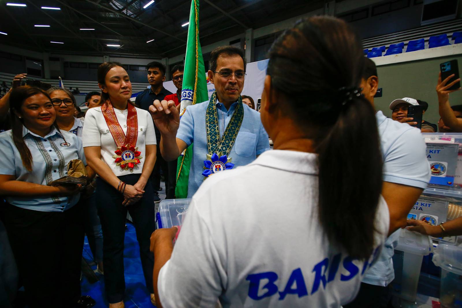 Manila Mayor Isko Moreno Domagoso and Vice Mayor Angela Atienza lead the distribution of livelihood kits to 1,000 beneficiaries under the Kaagapay sa Kabuhayan Program at the San Andres Sports Complex on 26 August 2026.

The assistance includes capital support and starter kits for pastry, cookery, barista, hairdressing and massage services.