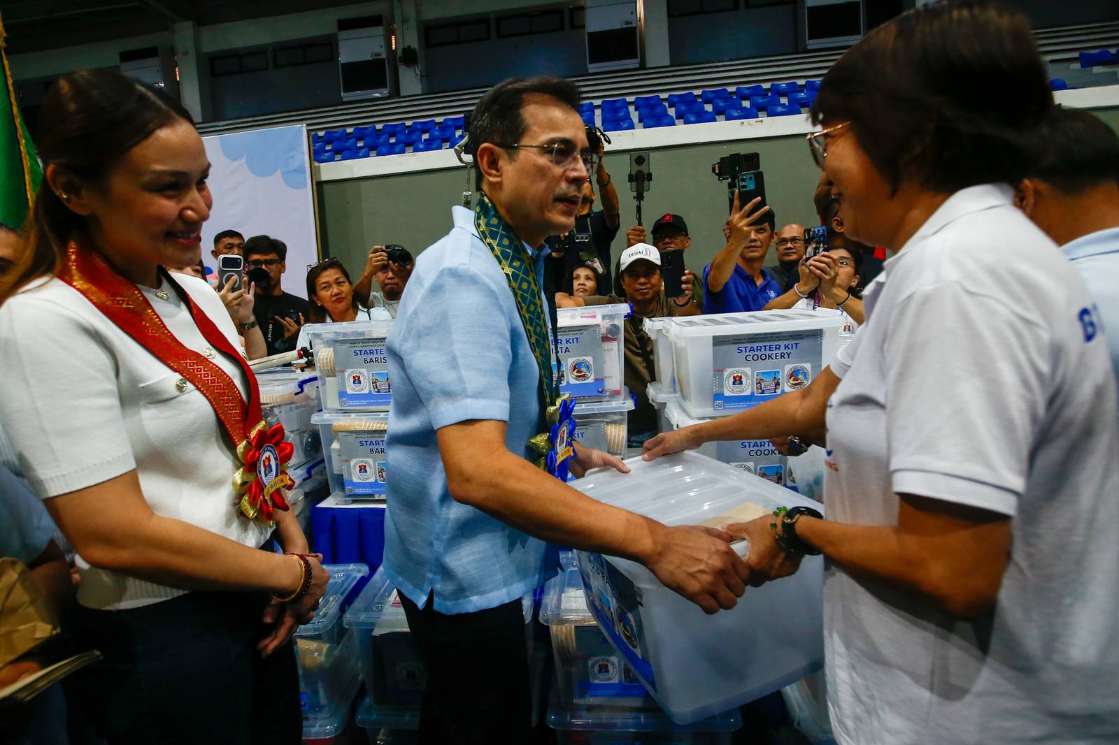 Manila Mayor Isko Moreno Domagoso and Vice Mayor Angela Atienza lead the distribution of livelihood kits to 1,000 beneficiaries under the Kaagapay sa Kabuhayan Program at the San Andres Sports Complex on 26 August 2026.

The assistance includes capital support and starter kits for pastry, cookery, barista, hairdressing and massage services.