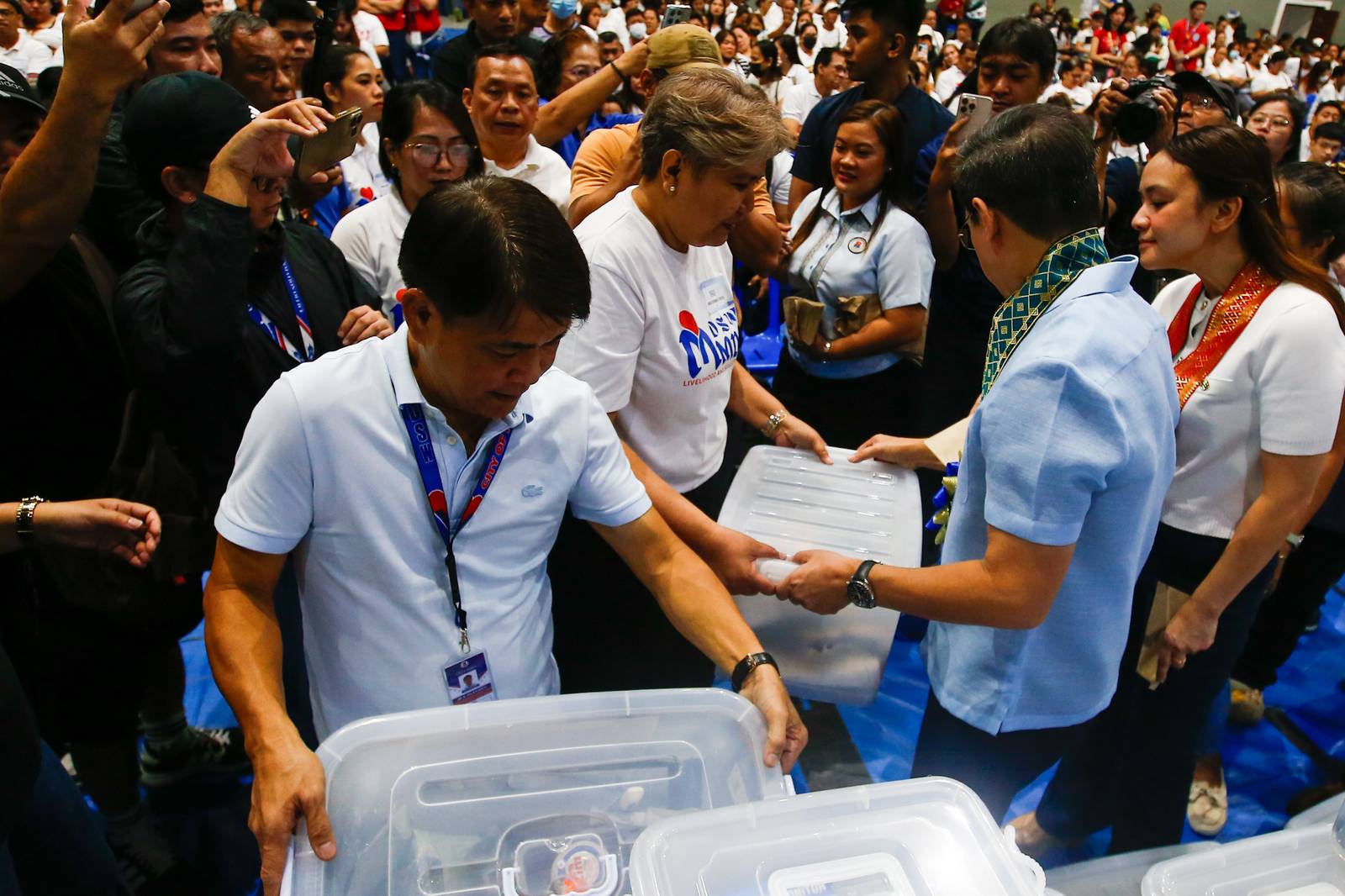 Manila Mayor Isko Moreno Domagoso and Vice Mayor Angela Atienza lead the distribution of livelihood kits to 1,000 beneficiaries under the Kaagapay sa Kabuhayan Program at the San Andres Sports Complex on 26 August 2026.

The assistance includes capital support and starter kits for pastry, cookery, barista, hairdressing and massage services.