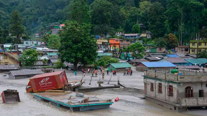 Hundreds missing after Nepal-Tibet flood kills 98