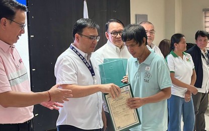 Marikina families get land titles