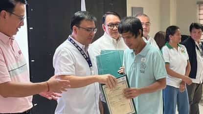 Marikina families get land titles