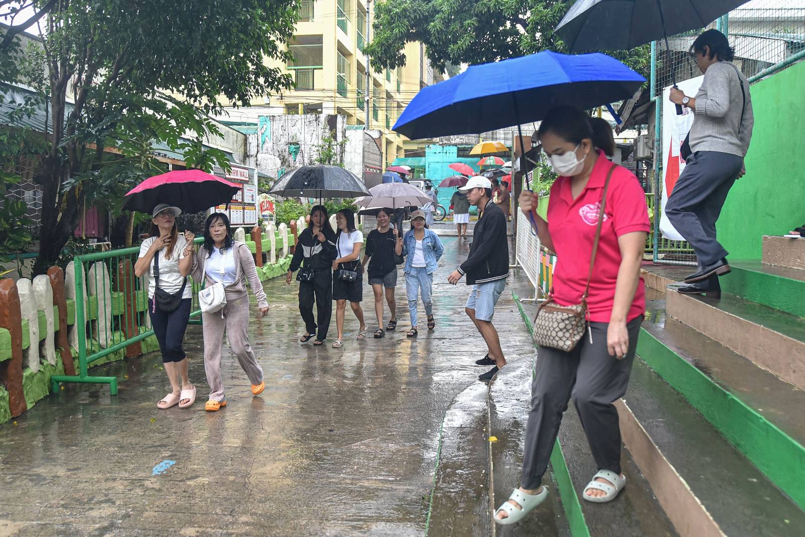 Voters in Dasmariñas City cast their ballots despite a red rainfall warning brought by the southwest monsoon during the special election for Cavite’s 4th Legislative District on August 29.

COMELEC Chairman George Erwin Garcia said low voter turnout is expected due to the inclement weather.  l Zedrich Xylak Madrid