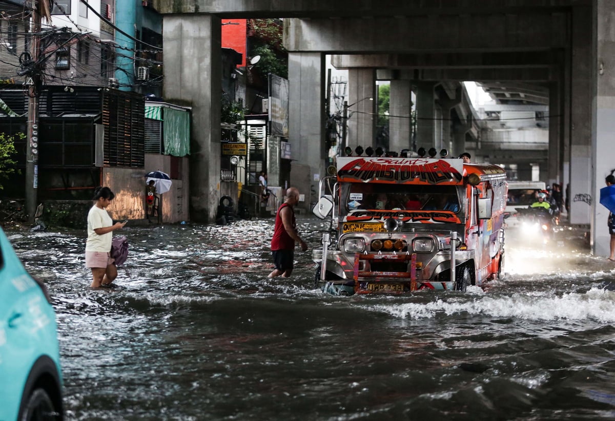 (August 29 2026) Pedestrian and motorists bravely crossed the above the knee deep, along G. Araneta Avenue in Quezon City on Saturday August 29 2026, due to continuous downpour brought by Southwest monsoon. Photo/Analy Labor