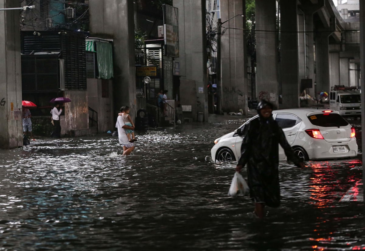 (August 29 2026) Pedestrian and motorists bravely crossed the above the knee deep, along G. Araneta Avenue in Quezon City on Saturday August 29 2026, due to continuous downpour brought by Southwest monsoon. Photo/Analy Labor