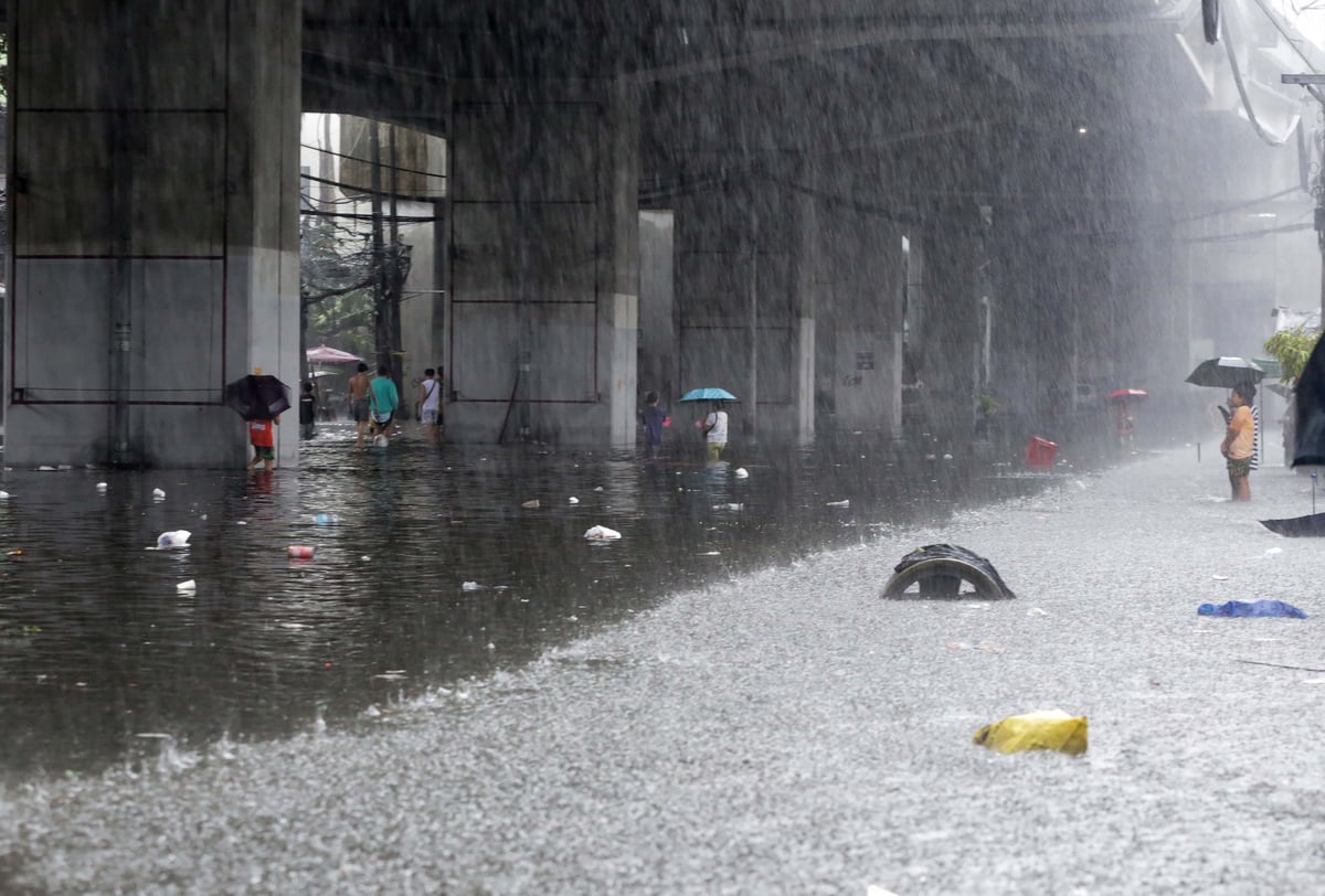 (August 29 2026) Pedestrian and motorists bravely crossed the above the knee deep, along G. Araneta Avenue in Quezon City on Saturday August 29 2026, due to continuous downpour brought by Southwest monsoon. Photo/Analy Labor