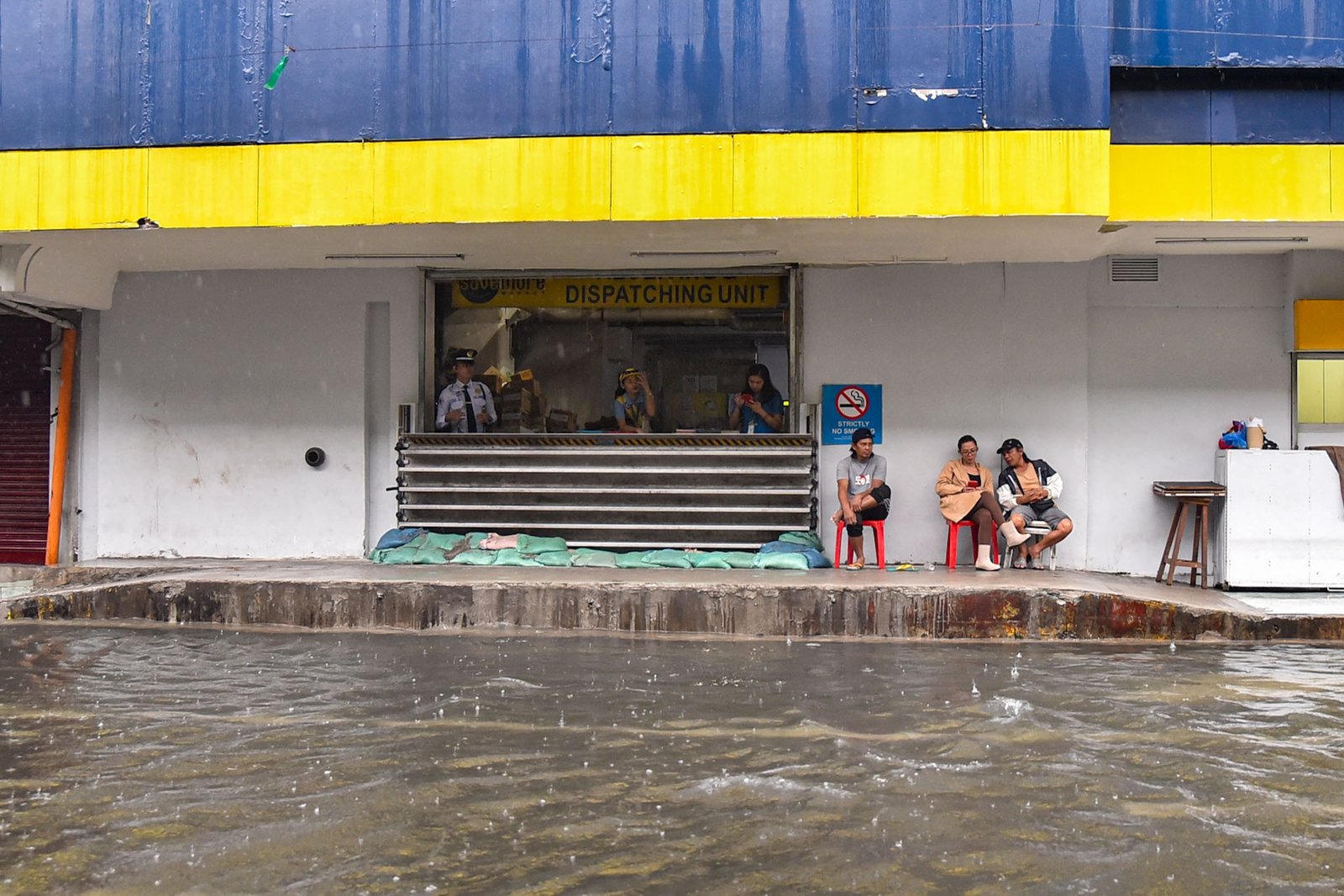Vehicles and commuters wade through knee-deep floodwaters brought by the effects continuous rainfall from southwest monsoon  along the intersection of M. Dela Fuente of España Blvd in Manila, on August 29. l Zedrich Xylak Madrid