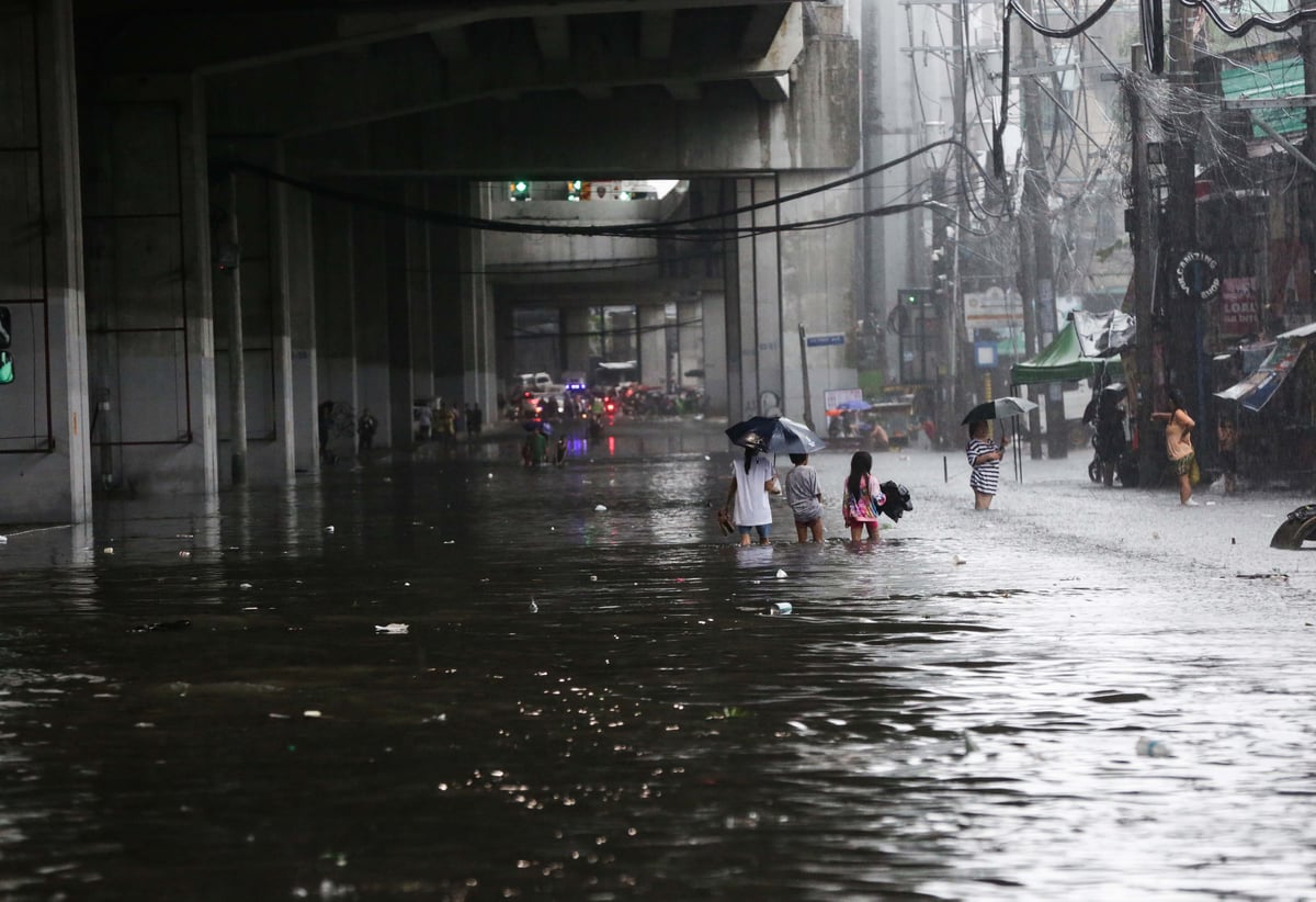 (August 29 2026) Pedestrian and motorists bravely crossed the above the knee deep, along G. Araneta Avenue in Quezon City on Saturday August 29 2026, due to continuous downpour brought by Southwest monsoon. Photo/Analy Labor