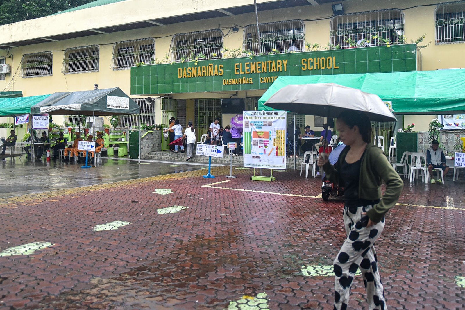 Voters in Dasmariñas City cast their ballots despite a red rainfall warning brought by the southwest monsoon during the special election for Cavite’s 4th Legislative District on August 29.

COMELEC Chairman George Erwin Garcia said low voter turnout is expected due to the inclement weather.  l Zedrich Xylak Madrid