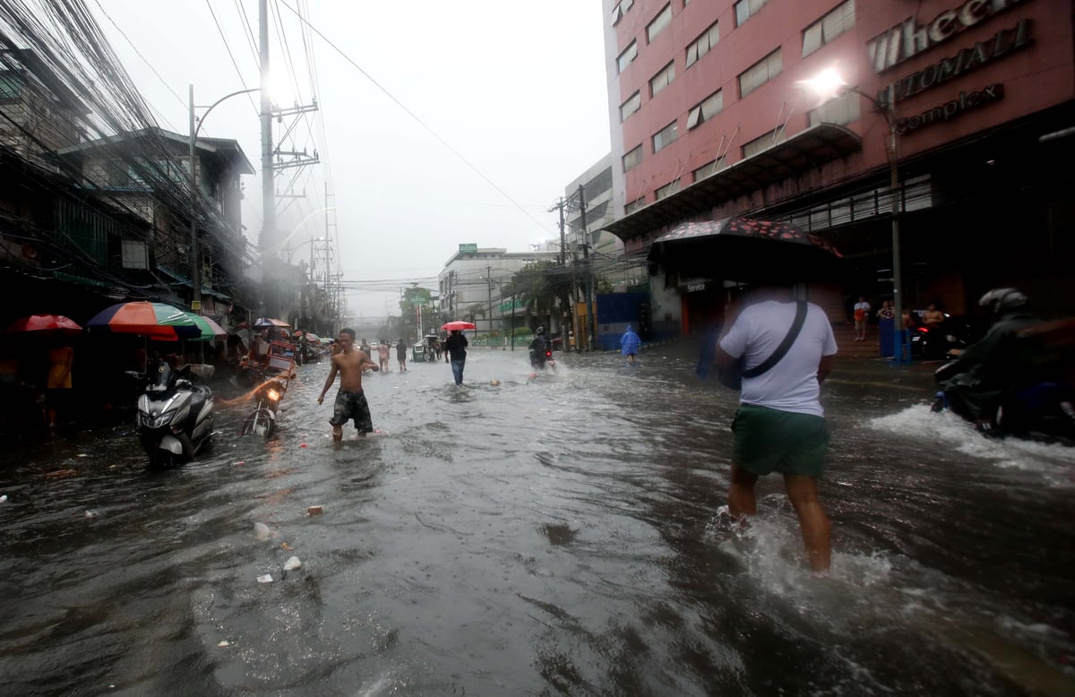 (August 29 2026) Pedestrian and motorists bravely cross the knee deep, along E. Rodriguez Sr Avenue in Quezon City on Saturday August 29 2026, due to continuous downpour brought by Southwest monsoon. Photo/Analy Labor