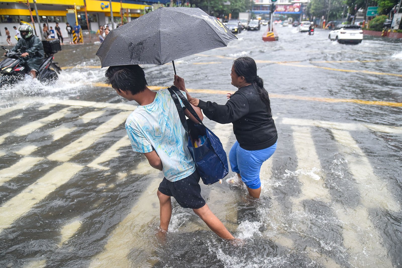 Vehicles and commuters wade through knee-deep floodwaters brought by the effects continuous rainfall from southwest monsoon  along the intersection of M. Dela Fuente of España Blvd in Manila, on August 29. l Zedrich Xylak Madrid