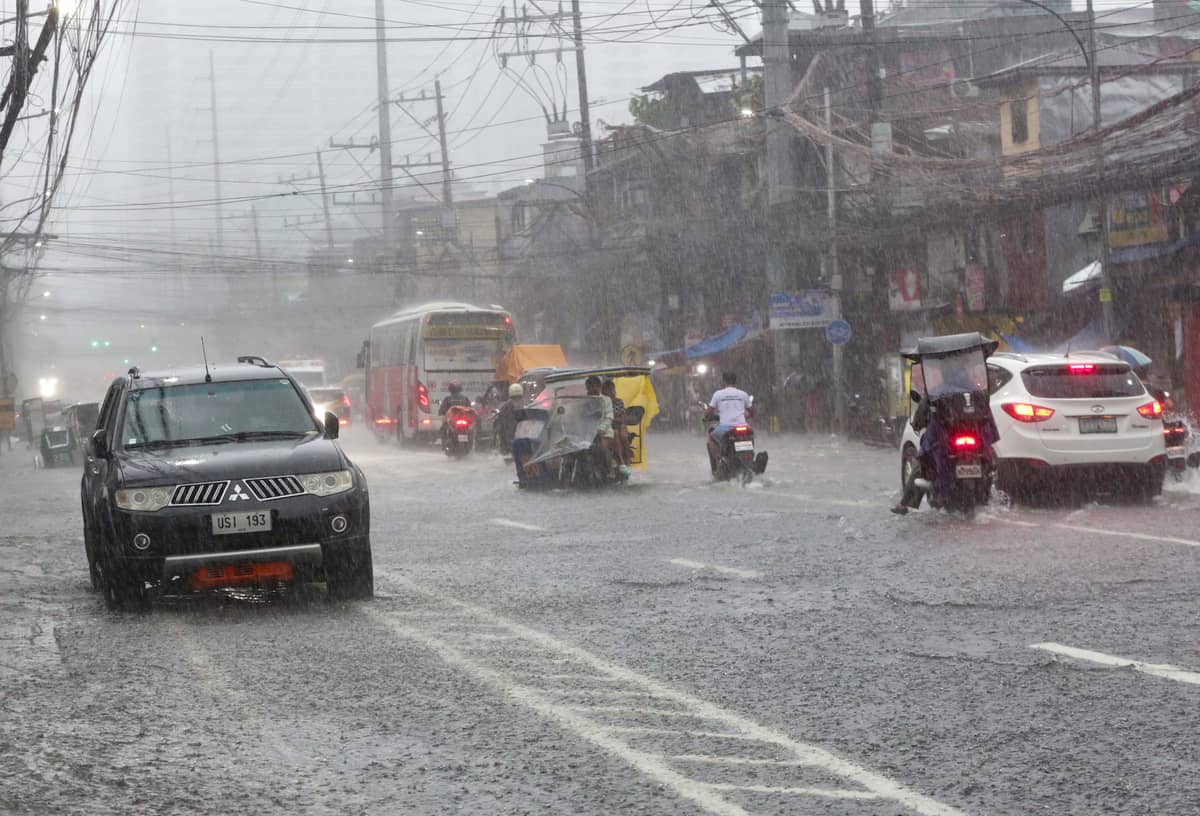 (August 29 2026) Pedestrian and motorists bravely cross the knee deep, along E. Rodriguez Sr Avenue in Quezon City on Saturday August 29 2026, due to continuous downpour brought by Southwest monsoon. Photo/Analy Labor