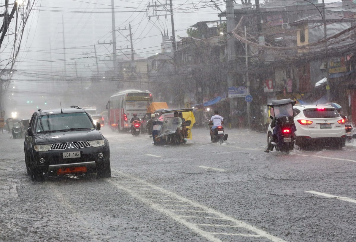 (August 29 2026) Pedestrian and motorists bravely cross the knee deep, along E. Rodriguez Sr Avenue in Quezon City on Saturday August 29 2026, due to continuous downpour brought by Southwest monsoon. Photo/Analy Labor