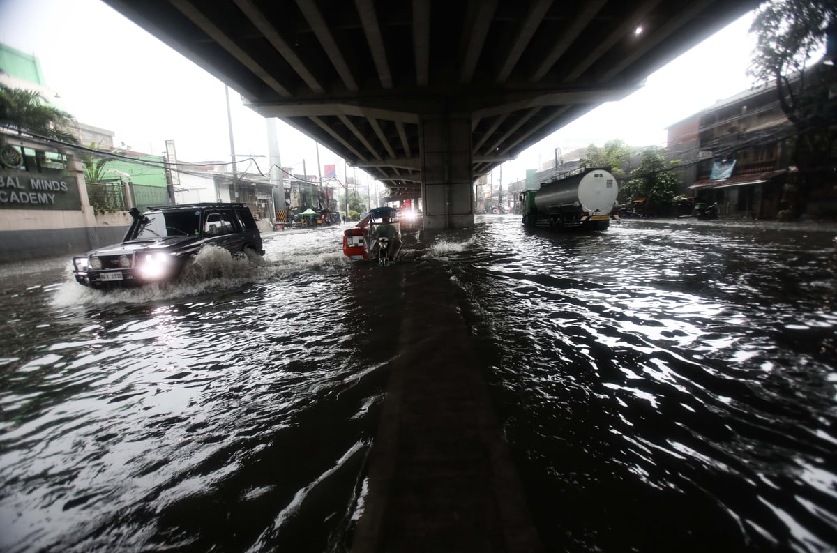 (August 29 2026) Pedestrian and motorists bravely crossed the above the knee deep, along G. Araneta Avenue in Quezon City on Saturday August 29 2026, due to continuous downpour brought by Southwest monsoon. Photo/Analy Labor