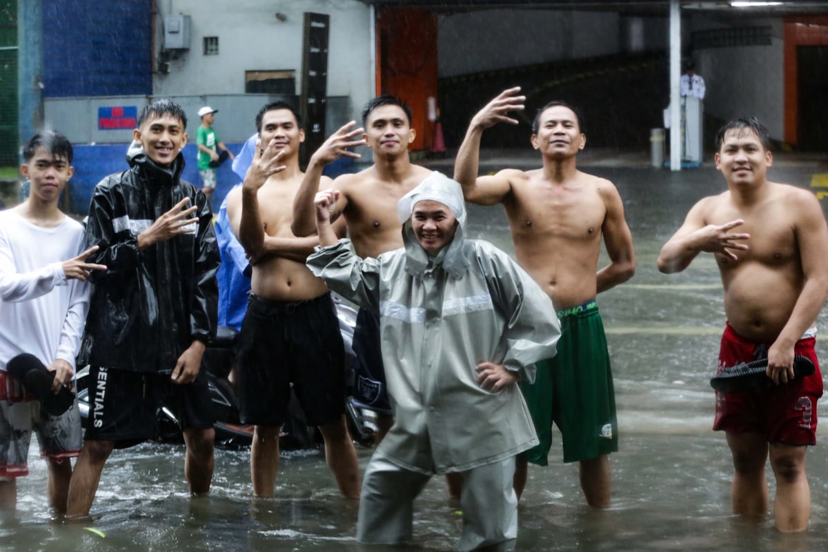 (August 29 2026) Pedestrian and motorists bravely cross the knee deep, along E. Rodriguez Sr Avenue in Quezon City on Saturday August 29 2026, due to continuous downpour brought by Southwest monsoon. Photo/Analy Labor