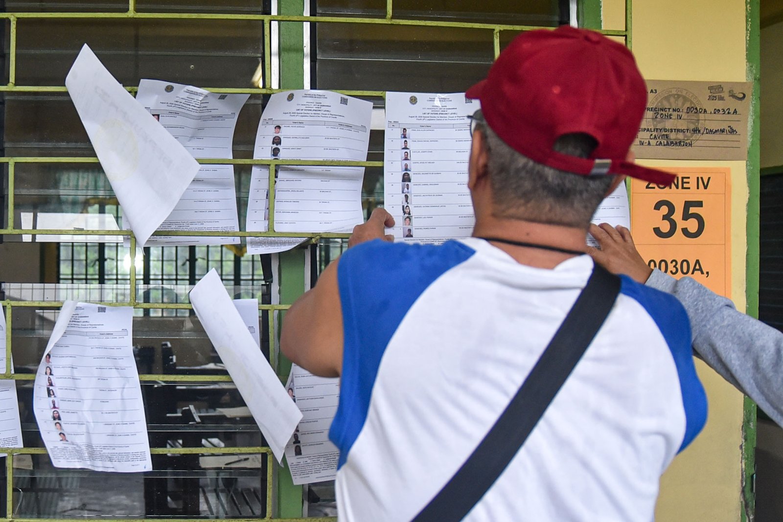 Despite continuous heavy rain, voters in Dasmariñas city brave through the rain for the special elections for Cavite’s 4th District today, August 29. l Zedrich Xylak Madrid