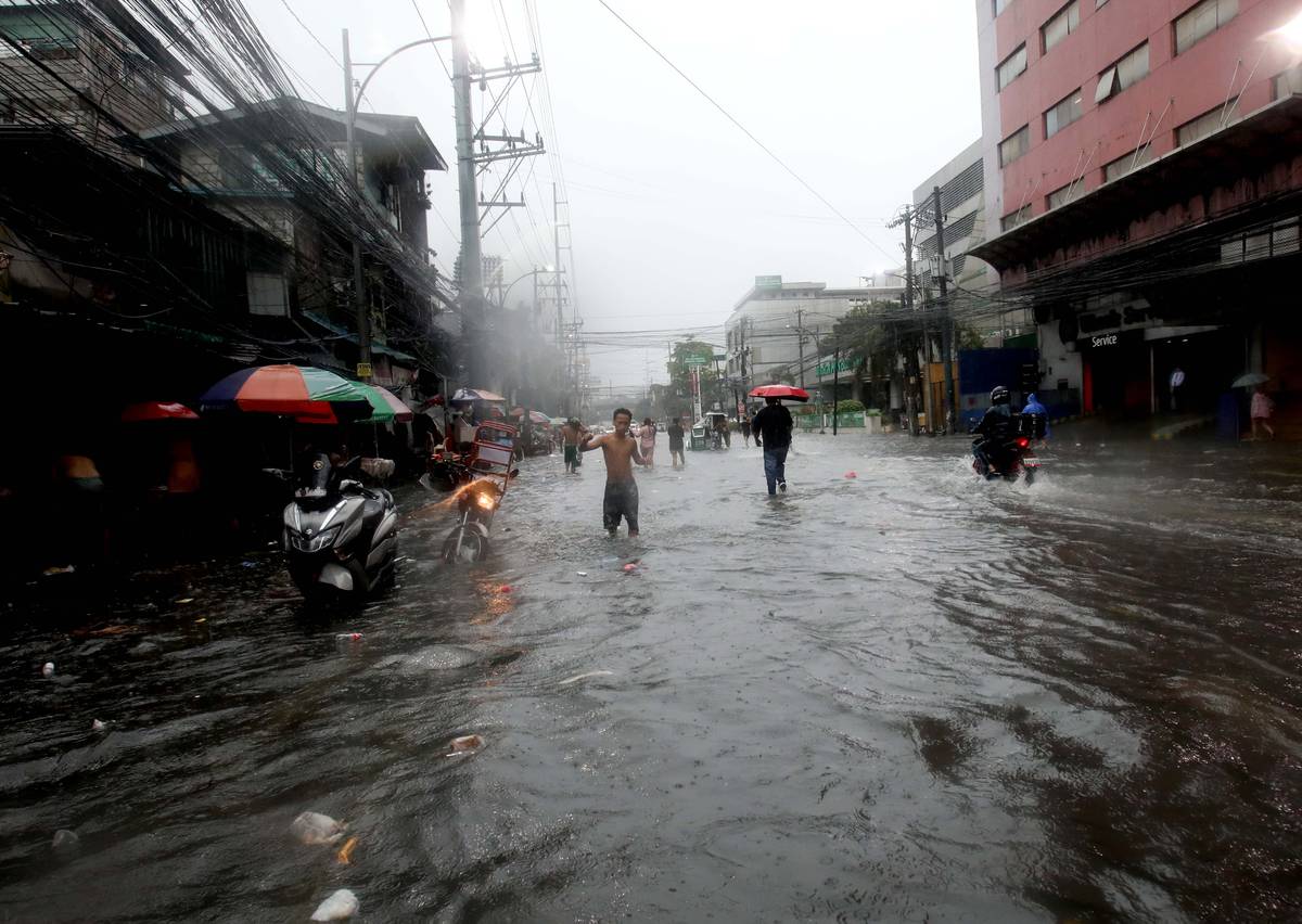 (August 29 2026) Pedestrian and motorists bravely cross the knee deep, along E. Rodriguez Sr Avenue in Quezon City on Saturday August 29 2026, due to continuous downpour brought by Southwest monsoon. Photo/Analy Labor