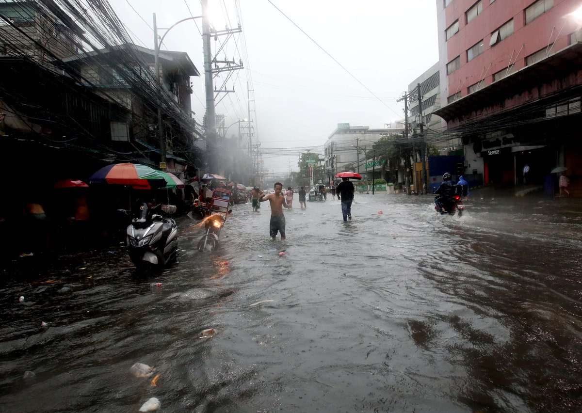 (August 29 2026) Pedestrian and motorists bravely cross the knee deep, along E. Rodriguez Sr Avenue in Quezon City on Saturday August 29 2026, due to continuous downpour brought by Southwest monsoon. Photo/Analy Labor