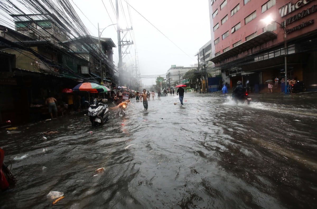 (August 29 2026) Pedestrian and motorists bravely cross the knee deep, along E. Rodriguez Sr Avenue in Quezon City on Saturday August 29 2026, due to continuous downpour brought by Southwest monsoon. Photo/Analy Labor