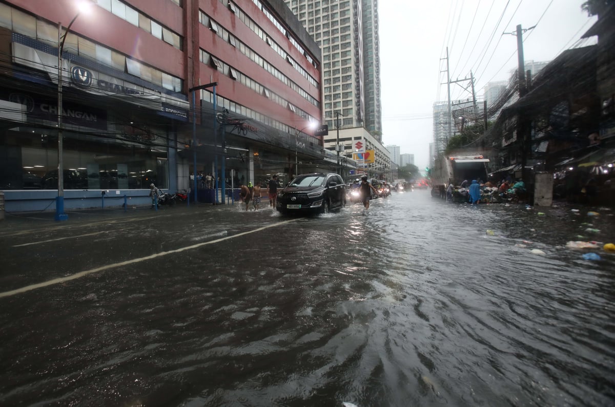 (August 29 2026) Pedestrian and motorists bravely cross the knee deep, along E. Rodriguez Sr Avenue in Quezon City on Saturday August 29 2026, due to continuous downpour brought by Southwest monsoon. Photo/Analy Labor