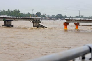 Aquino Bridge gives way