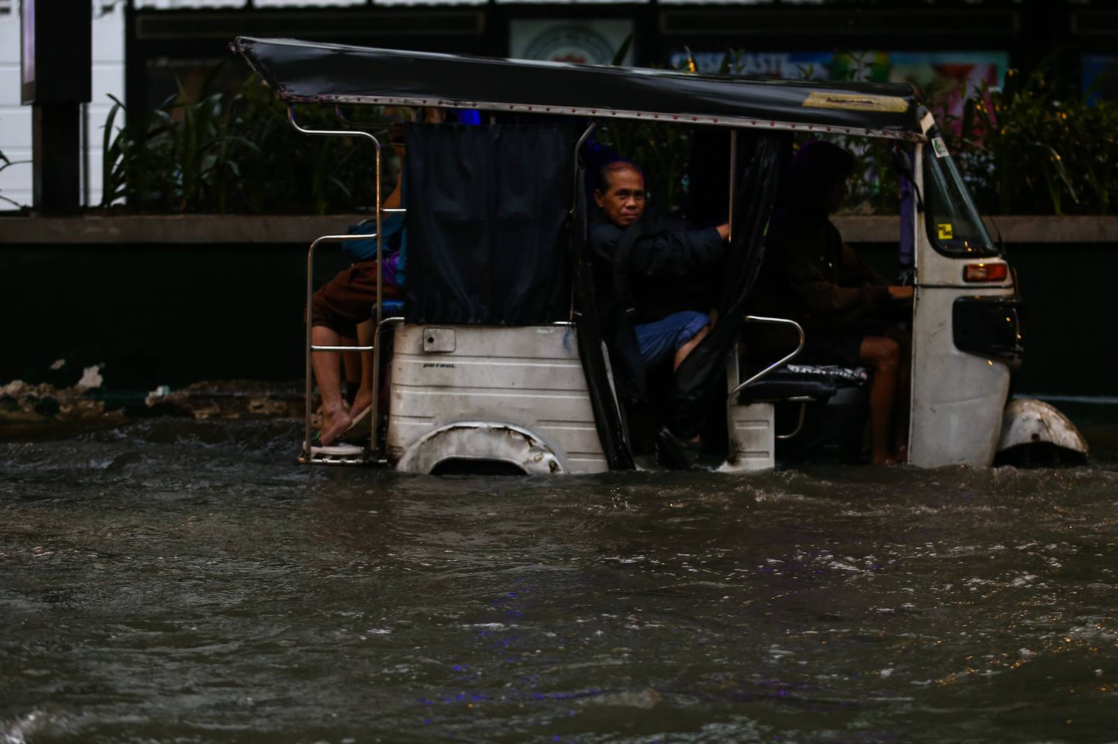 TAFT LIFE. Scenes along Taft Avenue near Padre Faura Street in Manila on the afternoon of 29 August 2026, as the NDRRMC issued a Red Rainfall Warning for Metro Manila, Cavite and Rizal due to the southwest monsoon, or habagat. PAGASA is also monitoring a low-pressure area outside the country’s area of responsibility that could enhance the habagat.