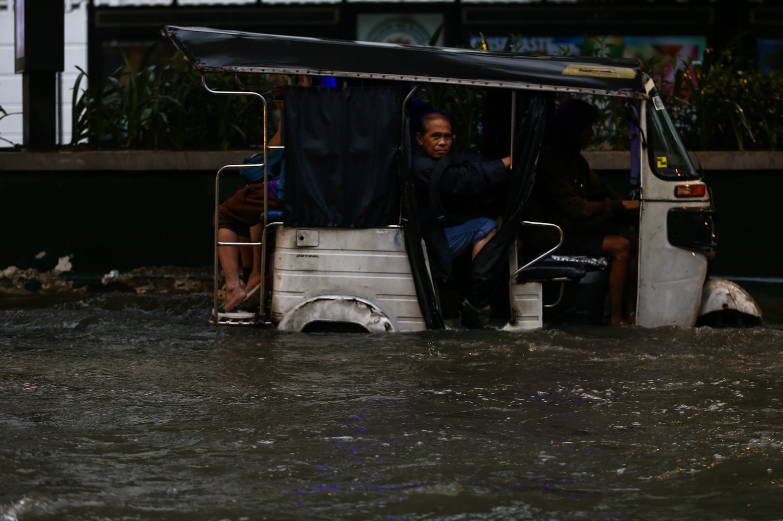 TAFT LIFE. Scenes along Taft Avenue near Padre Faura Street in Manila on the afternoon of 29 August 2026, as the NDRRMC issued a Red Rainfall Warning for Metro Manila, Cavite and Rizal due to the southwest monsoon, or habagat. PAGASA is also monitoring a low-pressure area outside the country’s area of responsibility that could enhance the habagat.