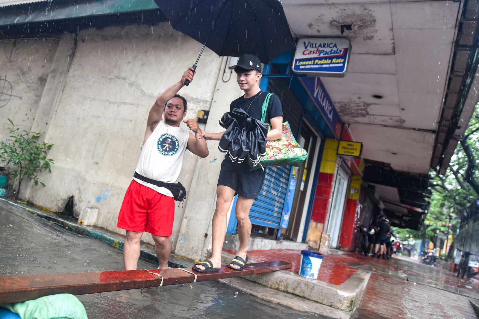 Vehicles and commuters wade through knee-deep floodwaters brought by the effects continuous rainfall from southwest monsoon  along the intersection of M. Dela Fuente of España Blvd in Manila, on August 29. l Zedrich Xylak Madrid