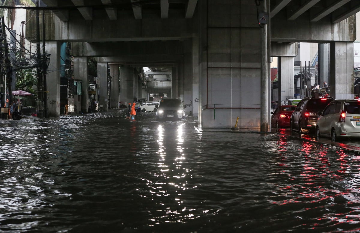 (August 29 2026) Pedestrian and motorists bravely crossed the above the knee deep, along G. Araneta Avenue in Quezon City on Saturday August 29 2026, due to continuous downpour brought by Southwest monsoon. Photo/Analy Labor