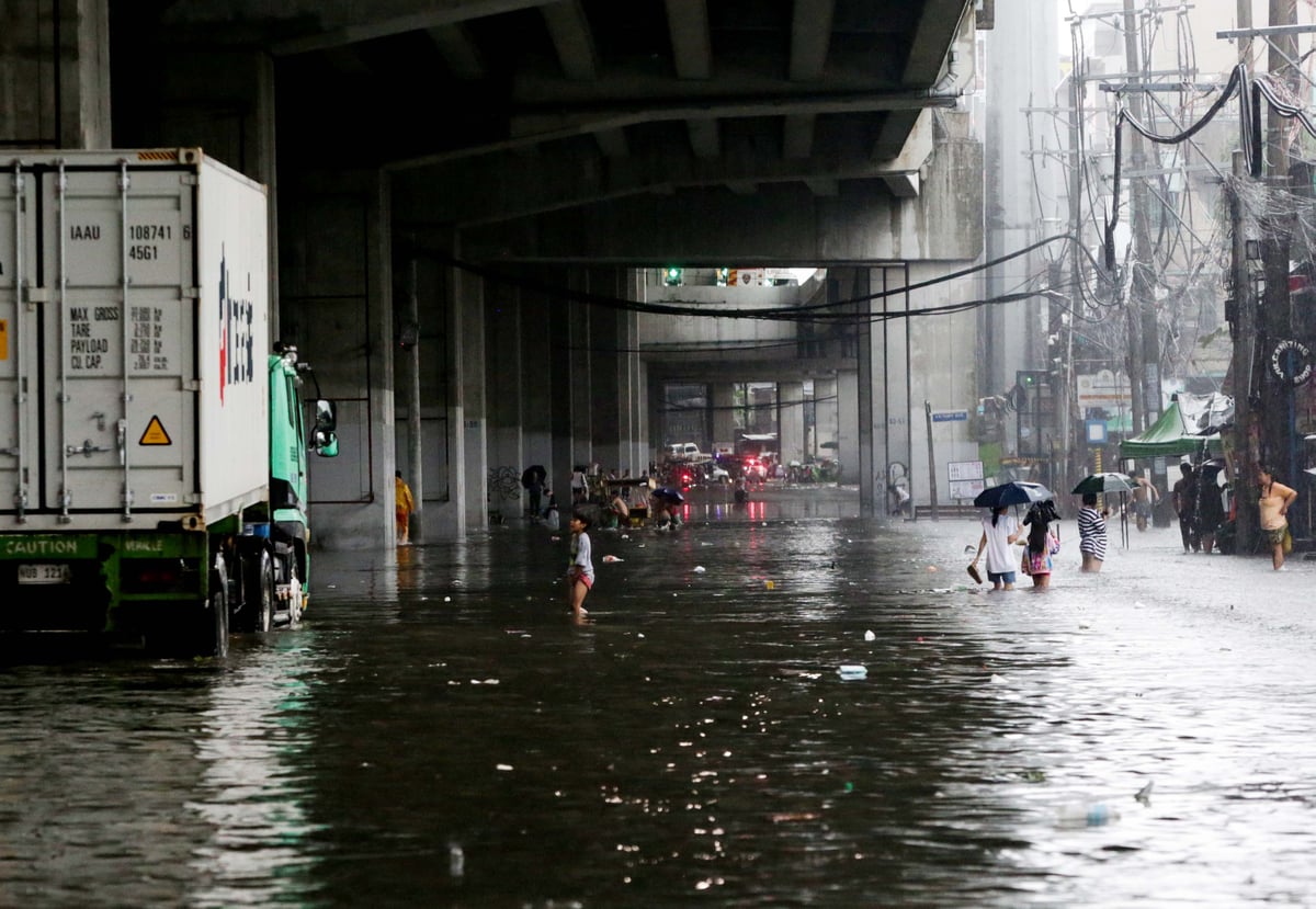(August 29 2026) Pedestrian and motorists bravely crossed the above the knee deep, along G. Araneta Avenue in Quezon City on Saturday August 29 2026, due to continuous downpour brought by Southwest monsoon. Photo/Analy Labor