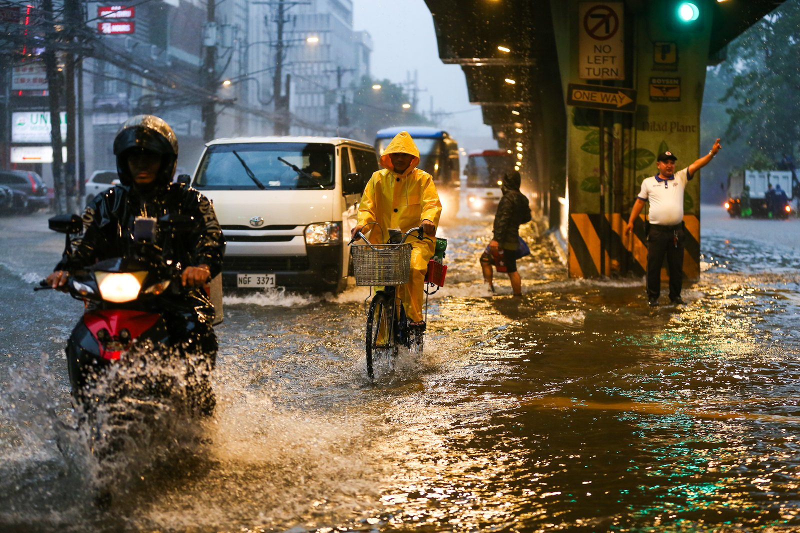 TAFT LIFE. Scenes along Taft Avenue near Padre Faura Street in Manila on the afternoon of 29 August 2026, as the NDRRMC issued a Red Rainfall Warning for Metro Manila, Cavite and Rizal due to the southwest monsoon, or habagat. PAGASA is also monitoring a low-pressure area outside the country’s area of responsibility that could enhance the habagat.