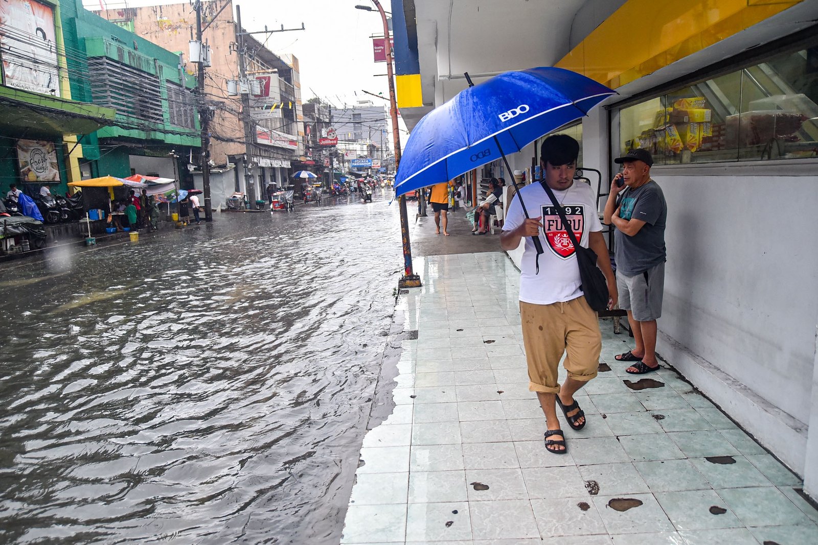 Vehicles and commuters wade through knee-deep floodwaters brought by the effects continuous rainfall from southwest monsoon  along the intersection of M. Dela Fuente of España Blvd in Manila, on August 29. l Zedrich Xylak Madrid