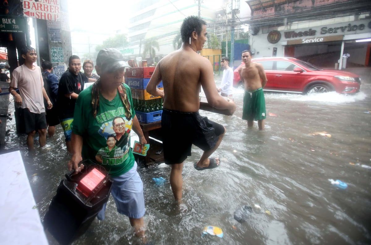(August 29 2026) Pedestrian and motorists bravely cross the knee deep, along E. Rodriguez Sr Avenue in Quezon City on Saturday August 29 2026, due to continuous downpour brought by Southwest monsoon. Photo/Analy Labor