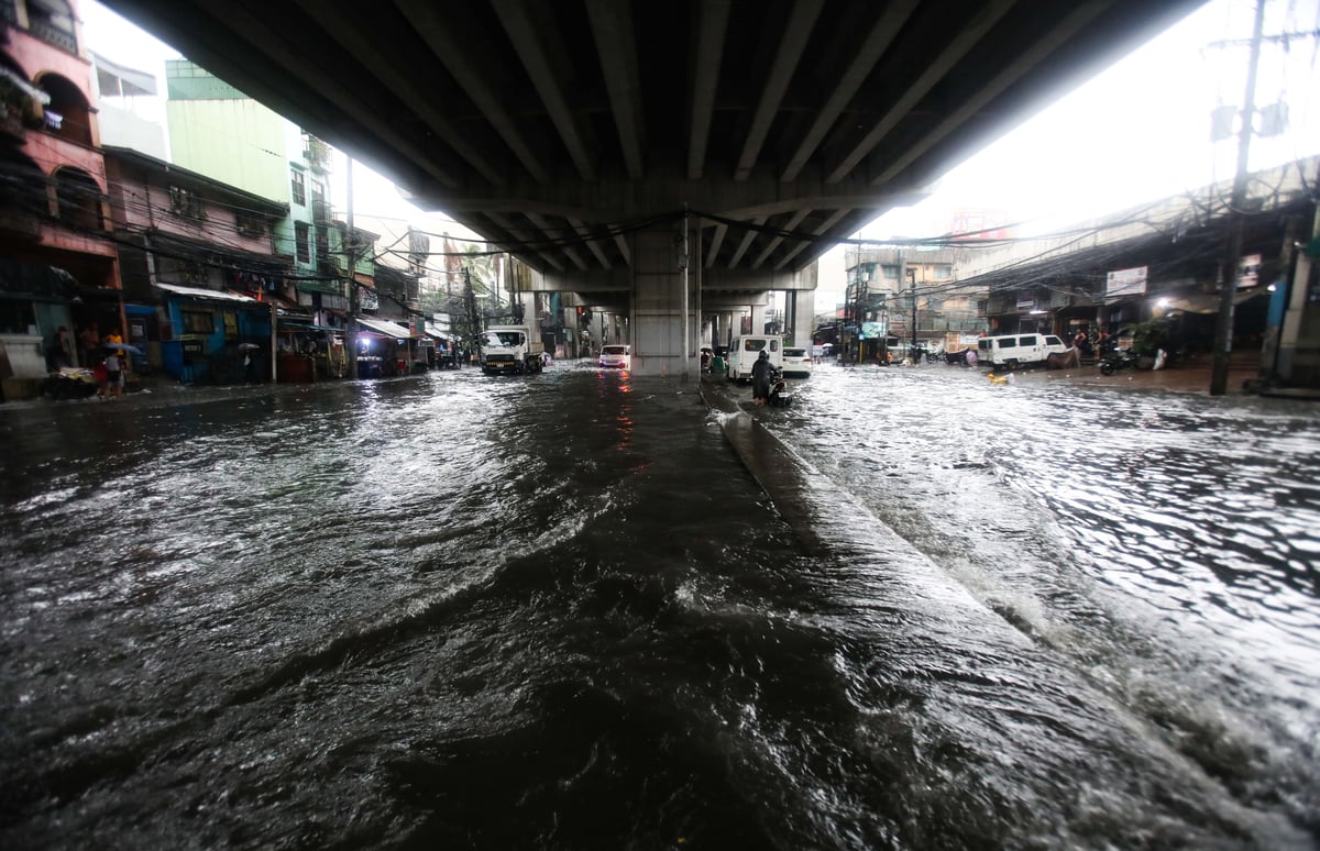 (August 29 2026) Pedestrian and motorists bravely crossed the above the knee deep, along G. Araneta Avenue in Quezon City on Saturday August 29 2026, due to continuous downpour brought by Southwest monsoon. Photo/Analy Labor