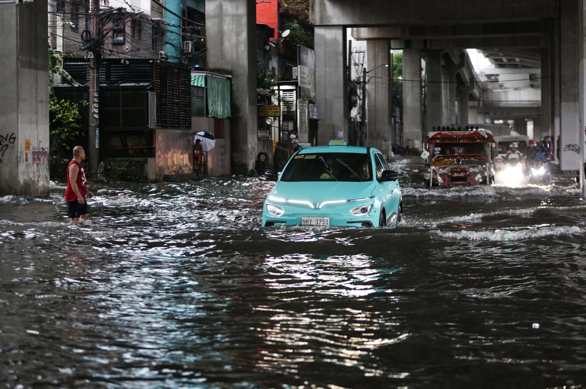 (August 29 2026) Pedestrian and motorists bravely crossed the above the knee deep, along G. Araneta Avenue in Quezon City on Saturday August 29 2026, due to continuous downpour brought by Southwest monsoon. Photo/Analy Labor