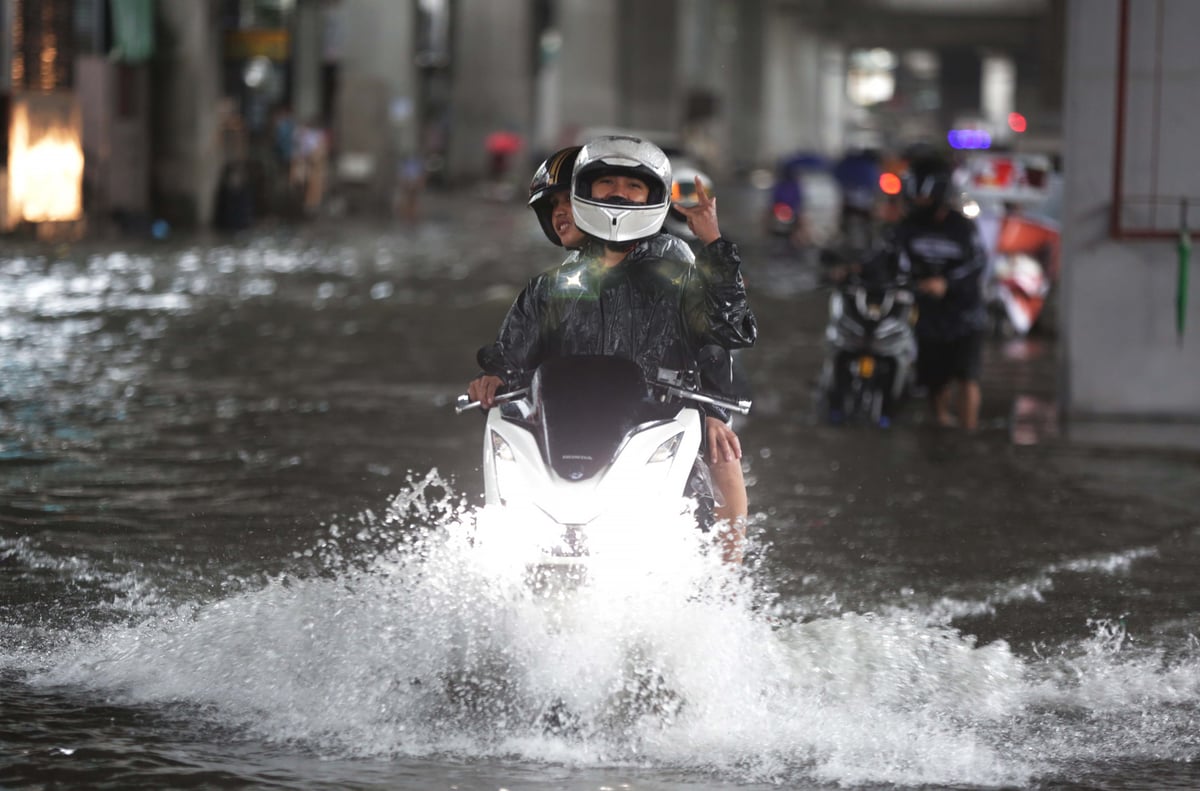 (August 29 2026) Pedestrian and motorists bravely crossed the above the knee deep, along G. Araneta Avenue in Quezon City on Saturday August 29 2026, due to continuous downpour brought by Southwest monsoon. Photo/Analy Labor