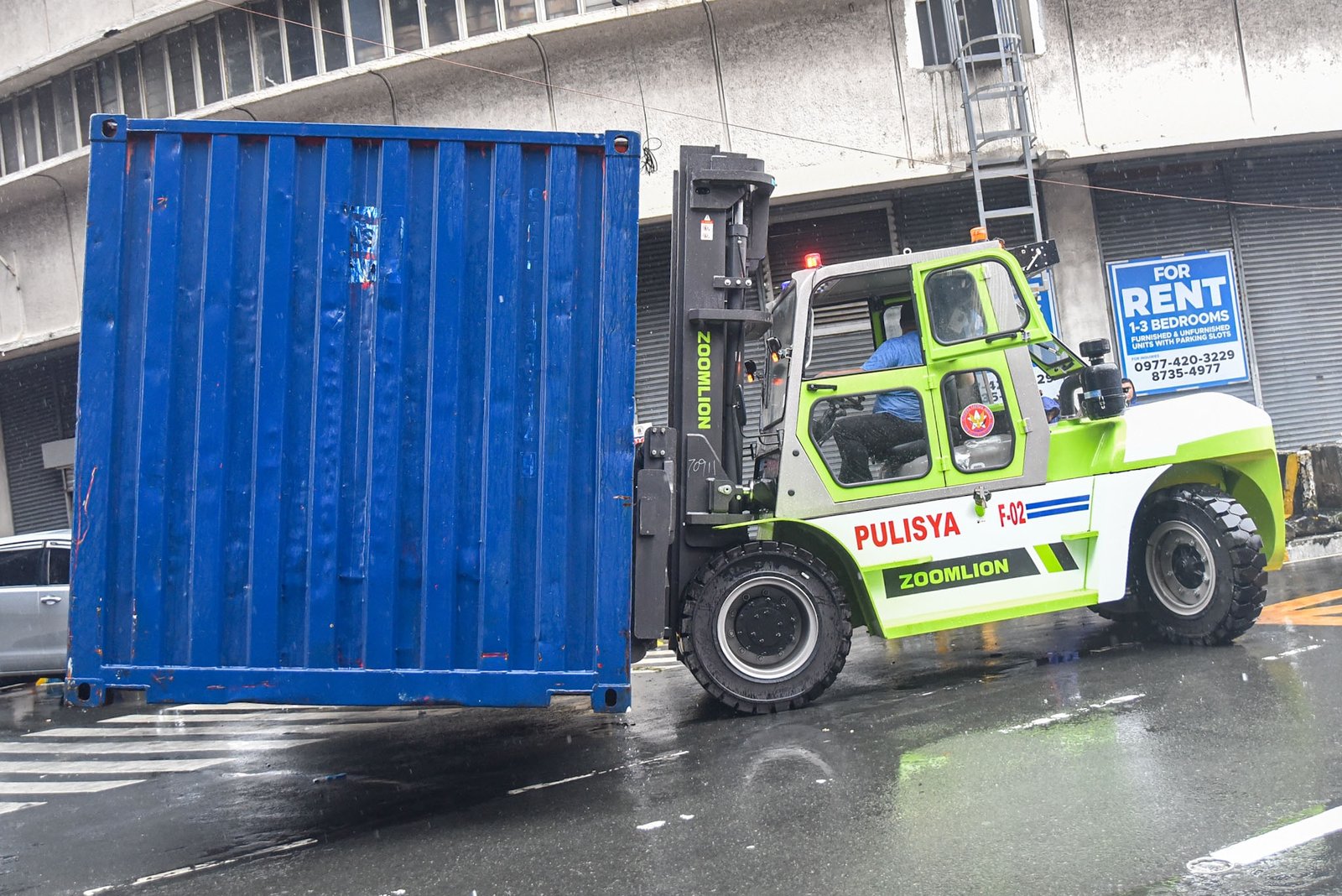 Philippine National Police conducts a security simulation ahead of National Heroes Day rallies by setting up razor wires, concrete barriers, and freight containers along roads leading to Malacañang on August 30.

Legarda and Ayala Bridge are blocked during the exercise. l Zedrich Xylak Madrid