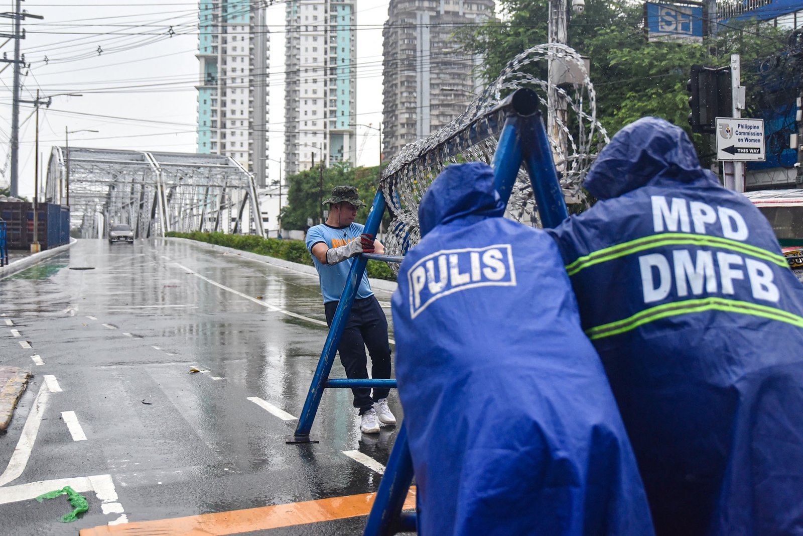 Philippine National Police conducts a security simulation ahead of National Heroes Day rallies by setting up razor wires, concrete barriers, and freight containers along roads leading to Malacañang on August 30.

Legarda and Ayala Bridge are blocked during the exercise. l Zedrich Xylak Madrid