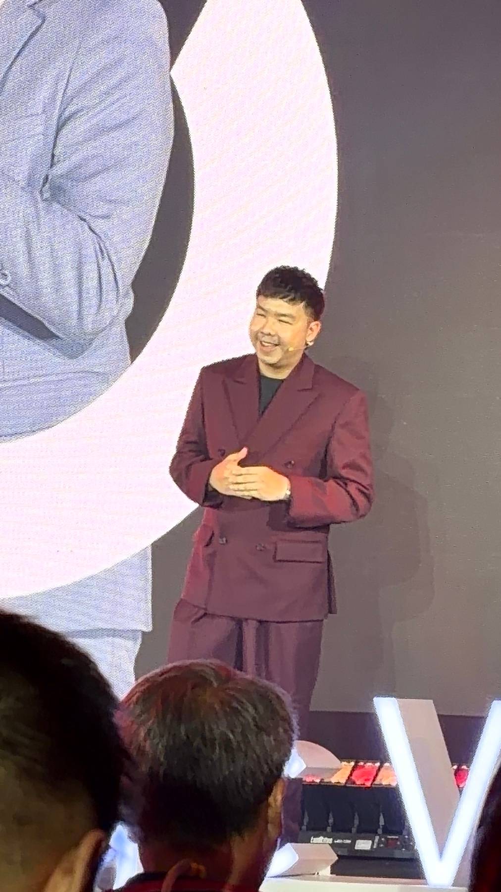 Public Relations and Communications jead of HONOR Philippines Pao Oga leads the unveiling of the HONOR Magic V6, opening the showcase of its latest foldable innovation.