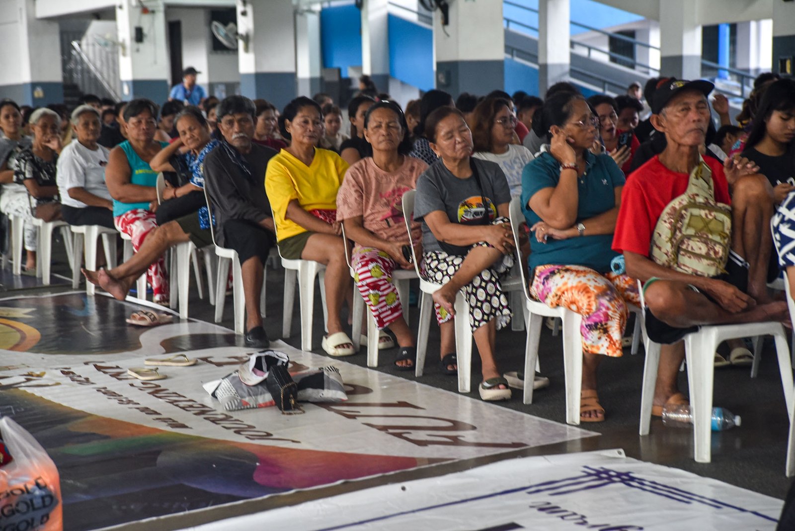 Families displaced by the effects of the southwest monsoon receive hot meals prepared by Manila Department of Social Welfare personnel at the Don Bosco Evacuation Center in Sta. Mesa, Manila, on August 30. The center is sheltering 515 evacuees. l Zedrich Xylak Madrid