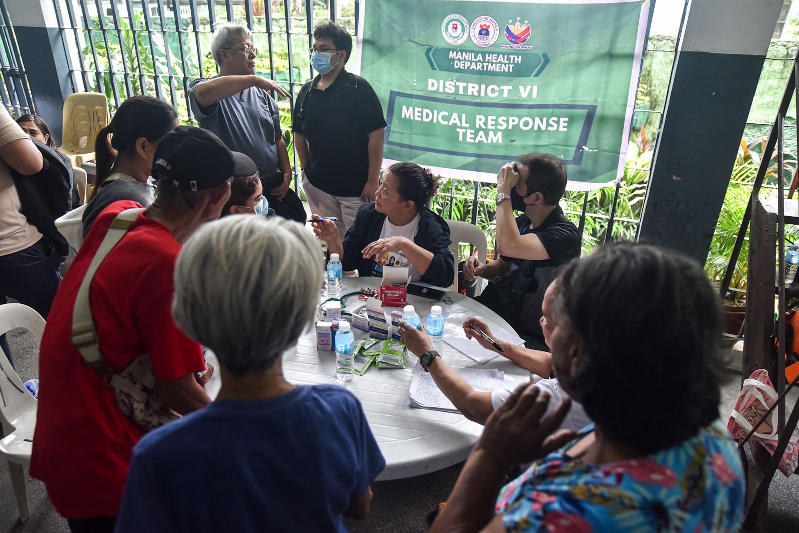 Families displaced by the effects of the southwest monsoon receive hot meals prepared by Manila Department of Social Welfare personnel at the Don Bosco Evacuation Center in Sta. Mesa, Manila, on August 30. The center is sheltering 515 evacuees. l Zedrich Xylak Madrid